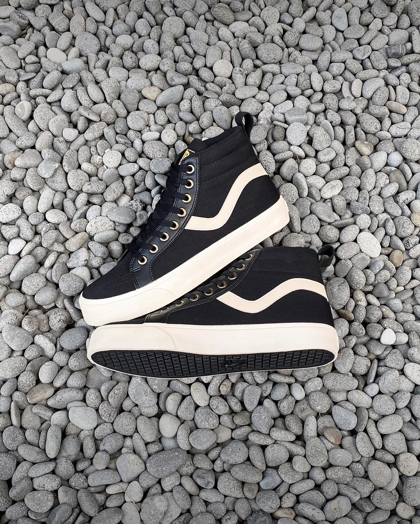 Sepatu Ventela Republic High Black